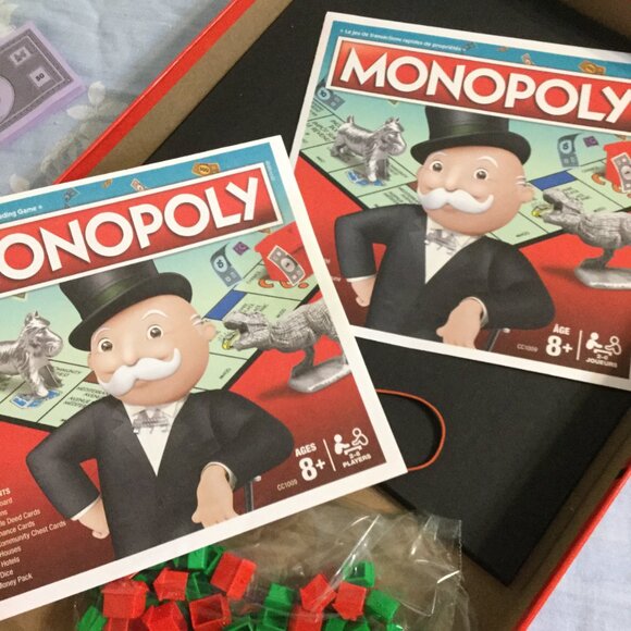 Monopoly all pieces are there English and French cards are both there excellent - Picture 3 of 8